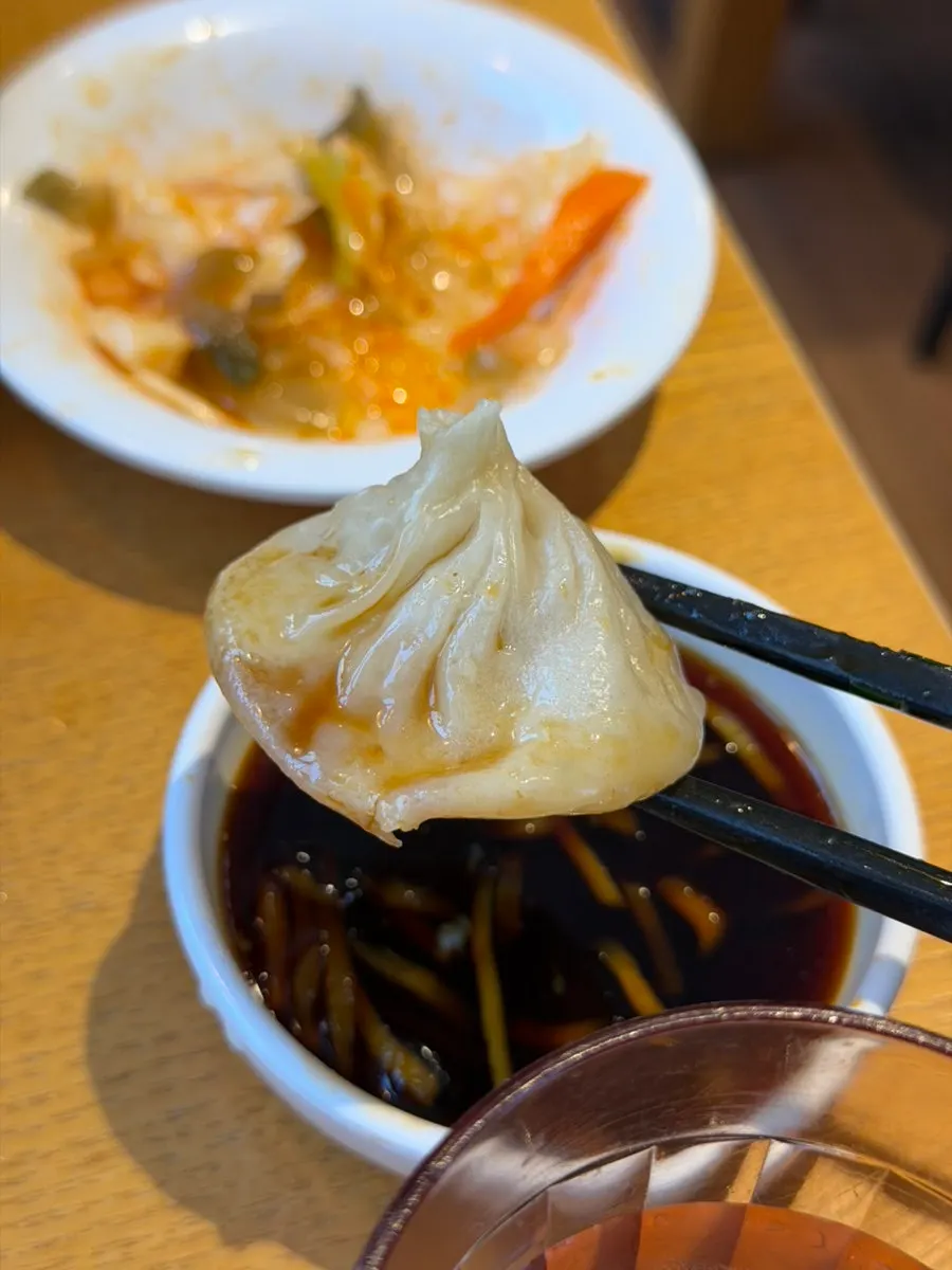 숟가락 위에 올린 쇼룽포오와 만두 국물