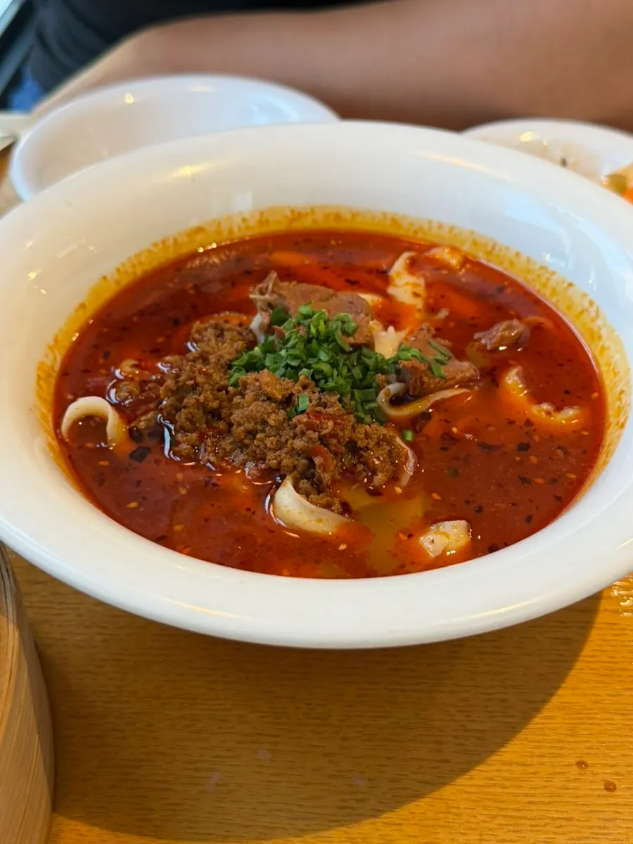 간장에 찍은 쇼룽포오 한 개