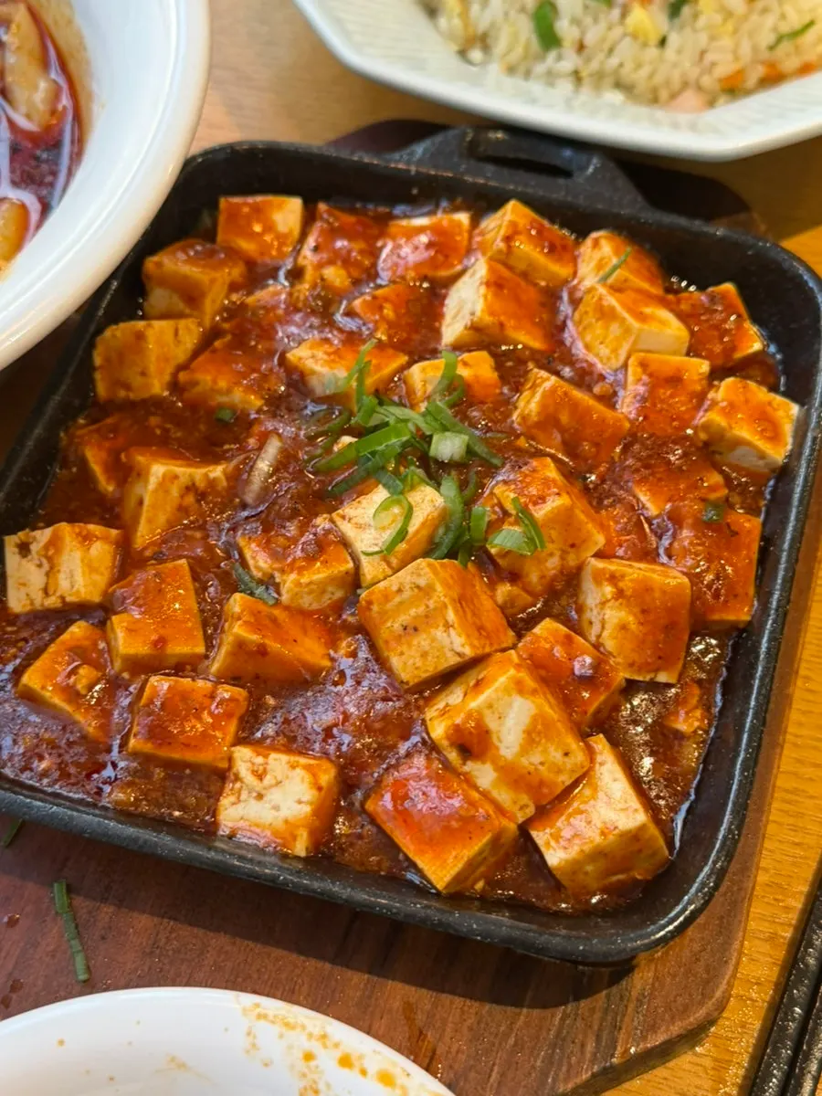 숟가락에 뜬 새우살 볶음밥