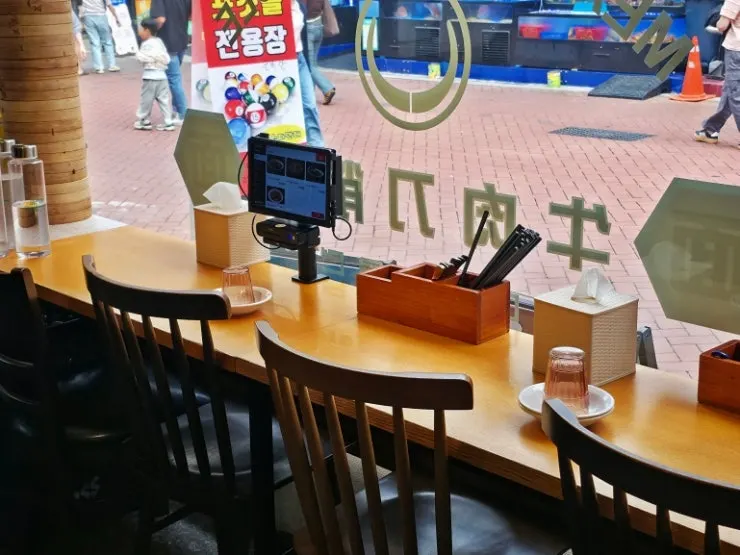 1st floor seating at Cheonghwawon Daehangno Branch