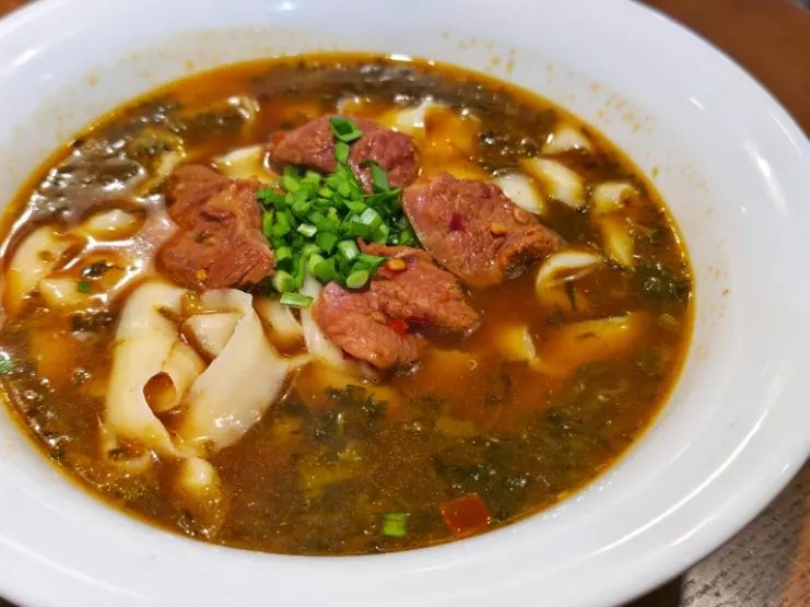 A bowl of beef knife-cut noodles at Cheonghwawon Daehangno Branch