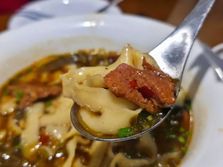 Unevenly cut knife-cut noodle strands
