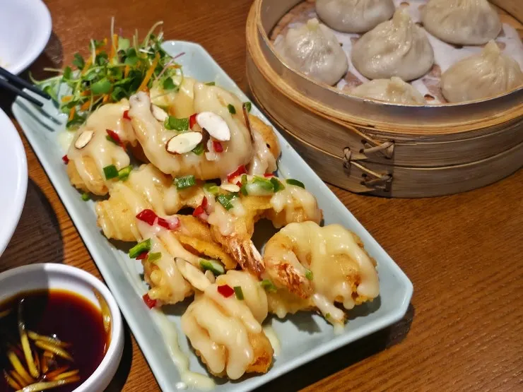 Beef knife-cut noodles and dim sum spread eaten at Cheonghwawon Daehangno Branch