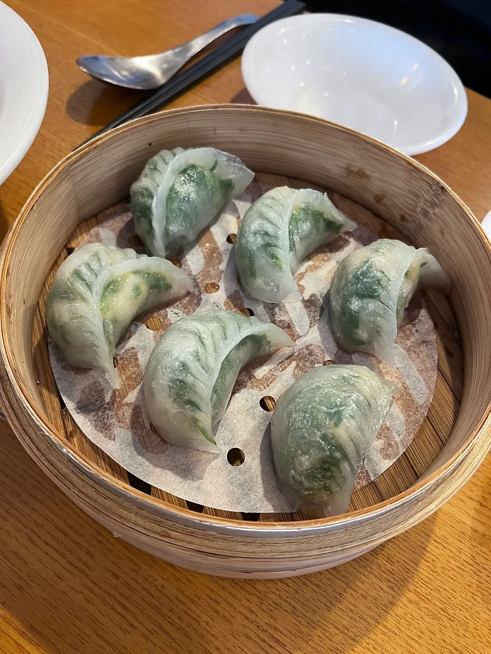 찜기에 담겨 나온 수정달만두 한 판