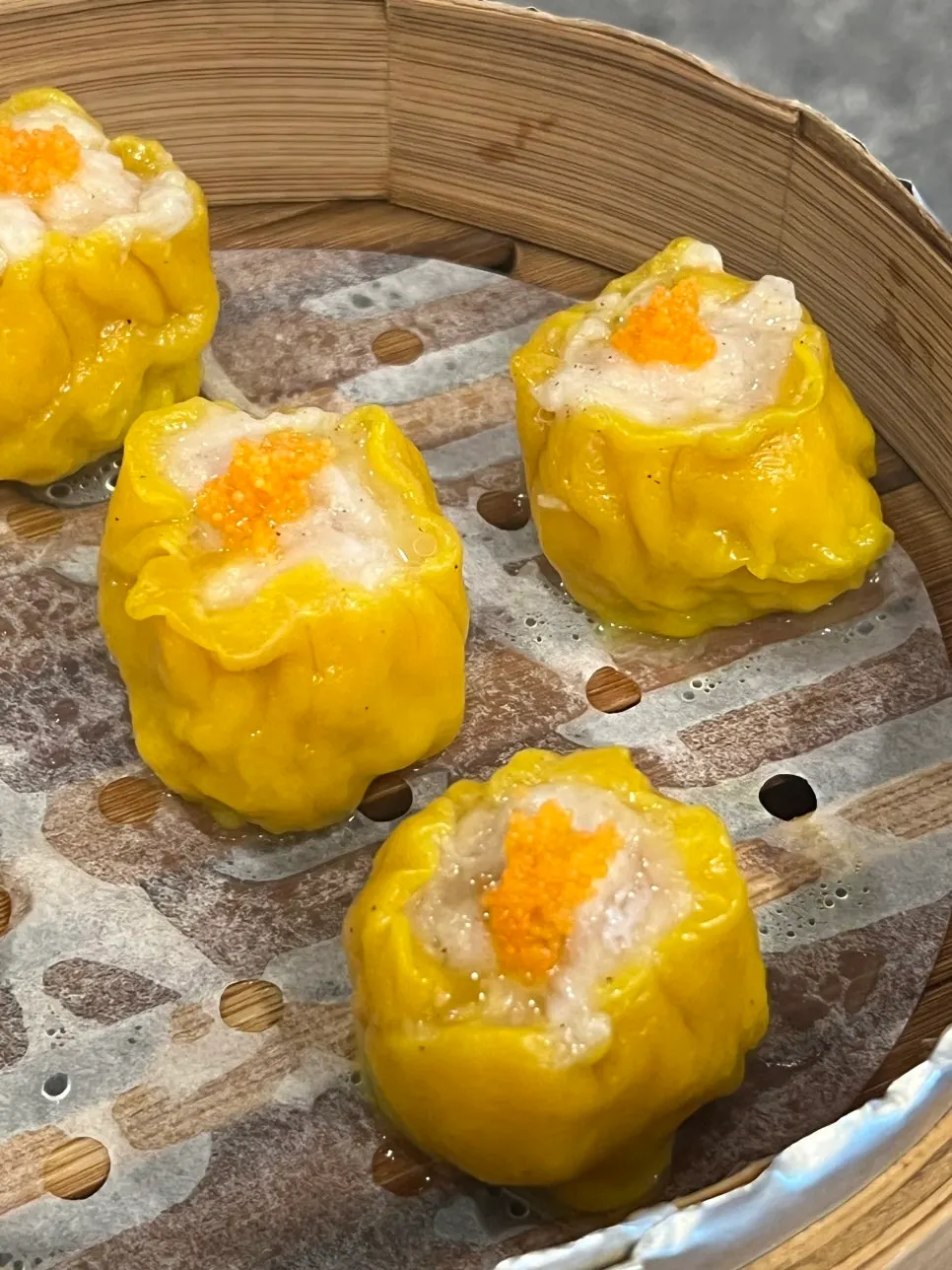 찜기에 담긴 쇼마이 다섯 개