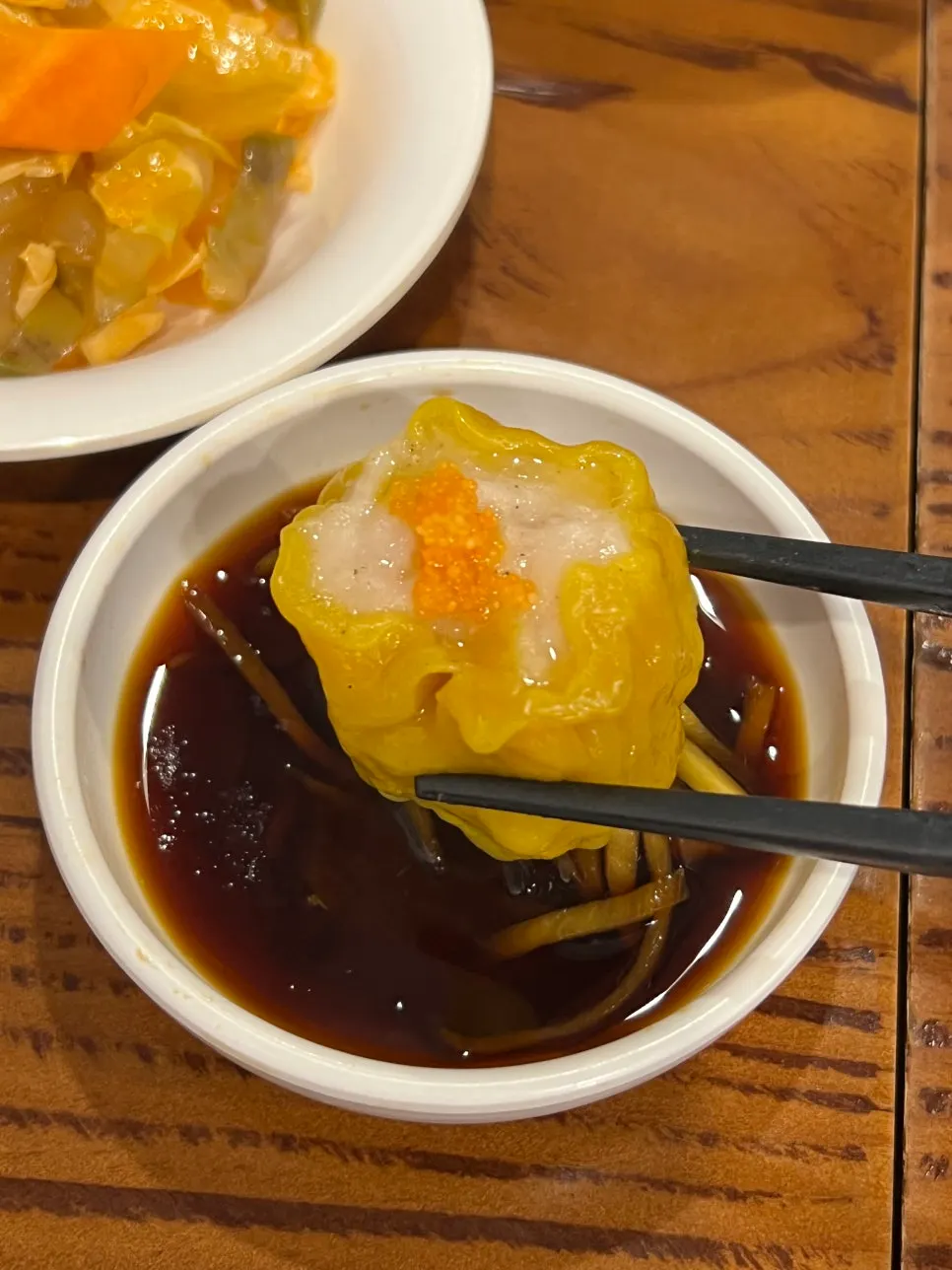 딤섬 소스에 찍은 쇼마이