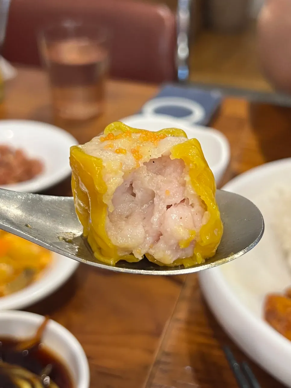 반으로 갈라 속이 보이는 쇼마이