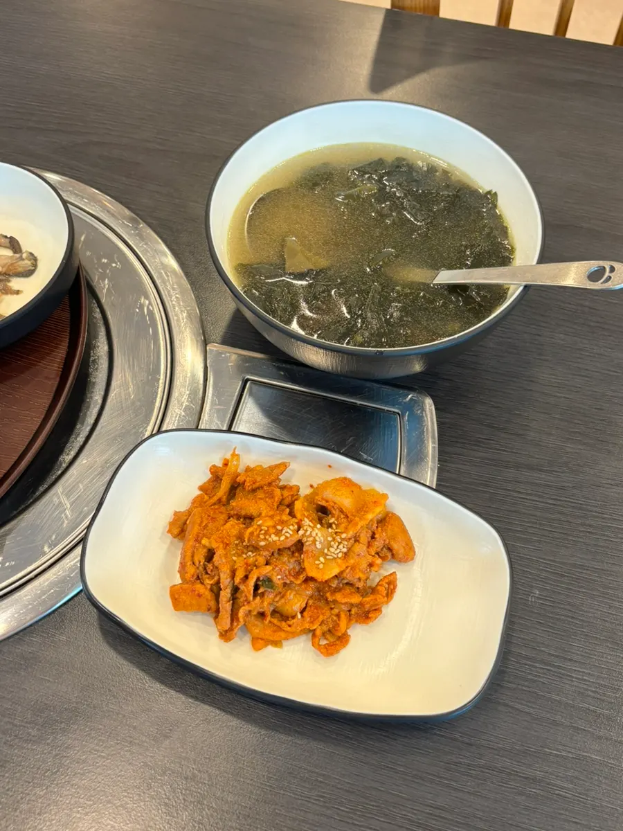 12 side dishes, mostly vegetable-based namul