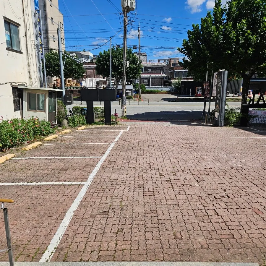 Akiaki dedicated parking lot
