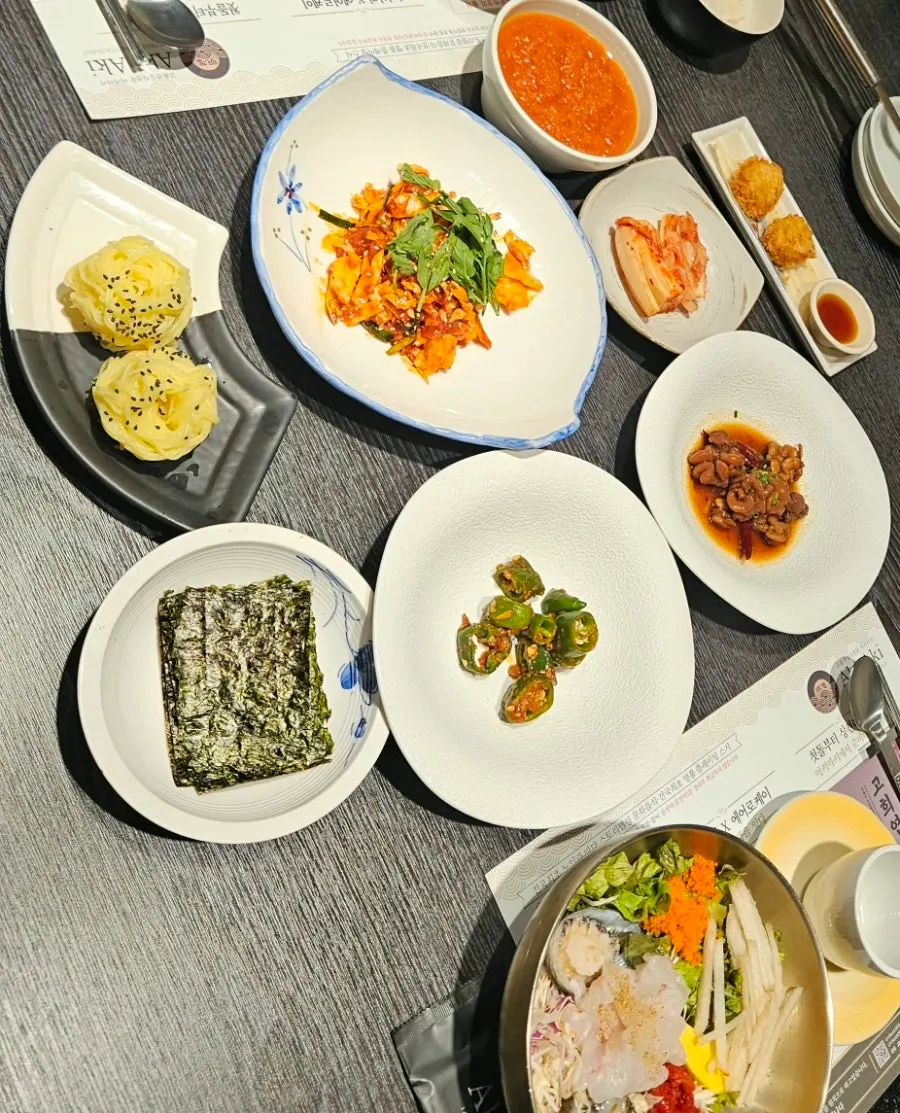 Sushi seafood mulhoe table setting