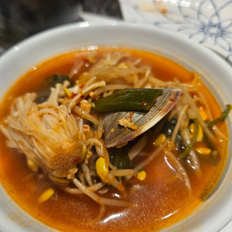 Maeuntang with bean sprouts and clams