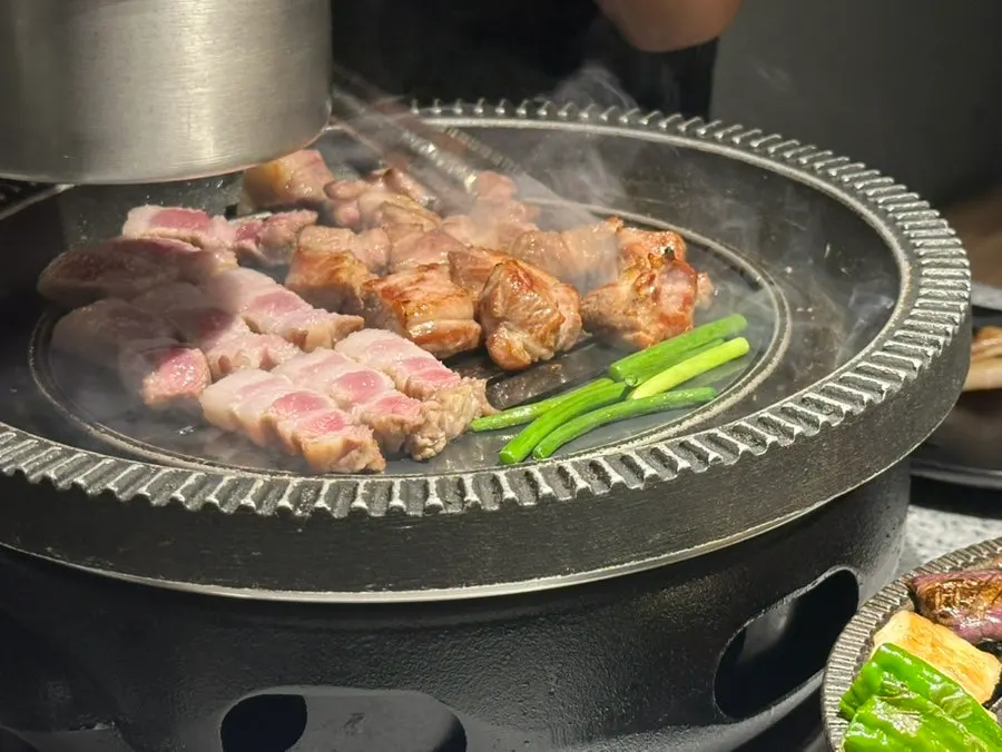 삼겹살 곁들임 반찬과 파채