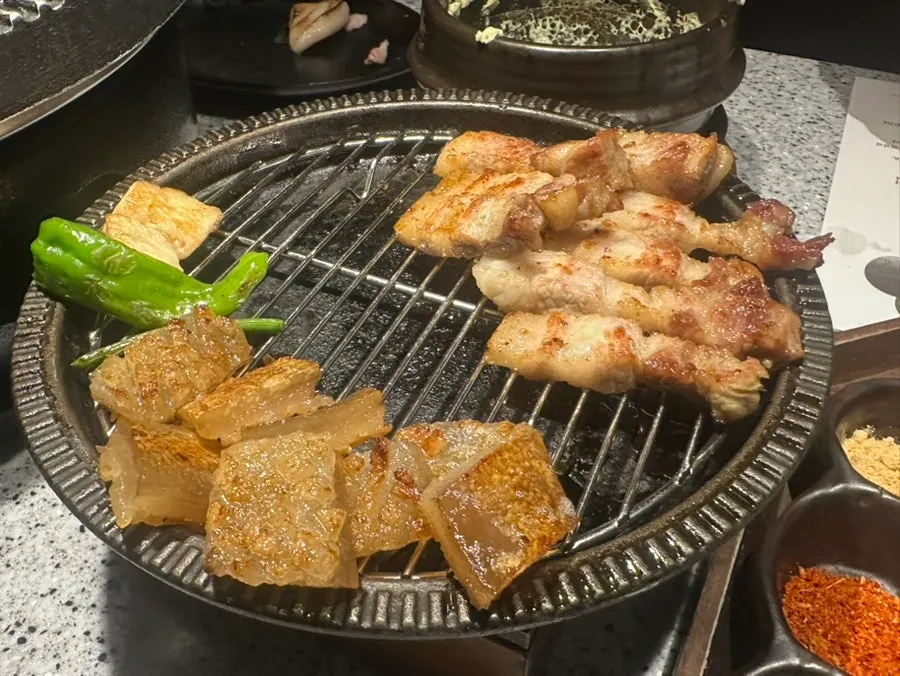 노릇하게 익은 촉촉한 삼겹살
