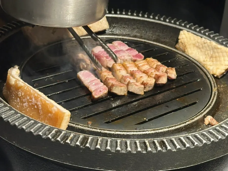 잘 익은 숯불 삼겹살
