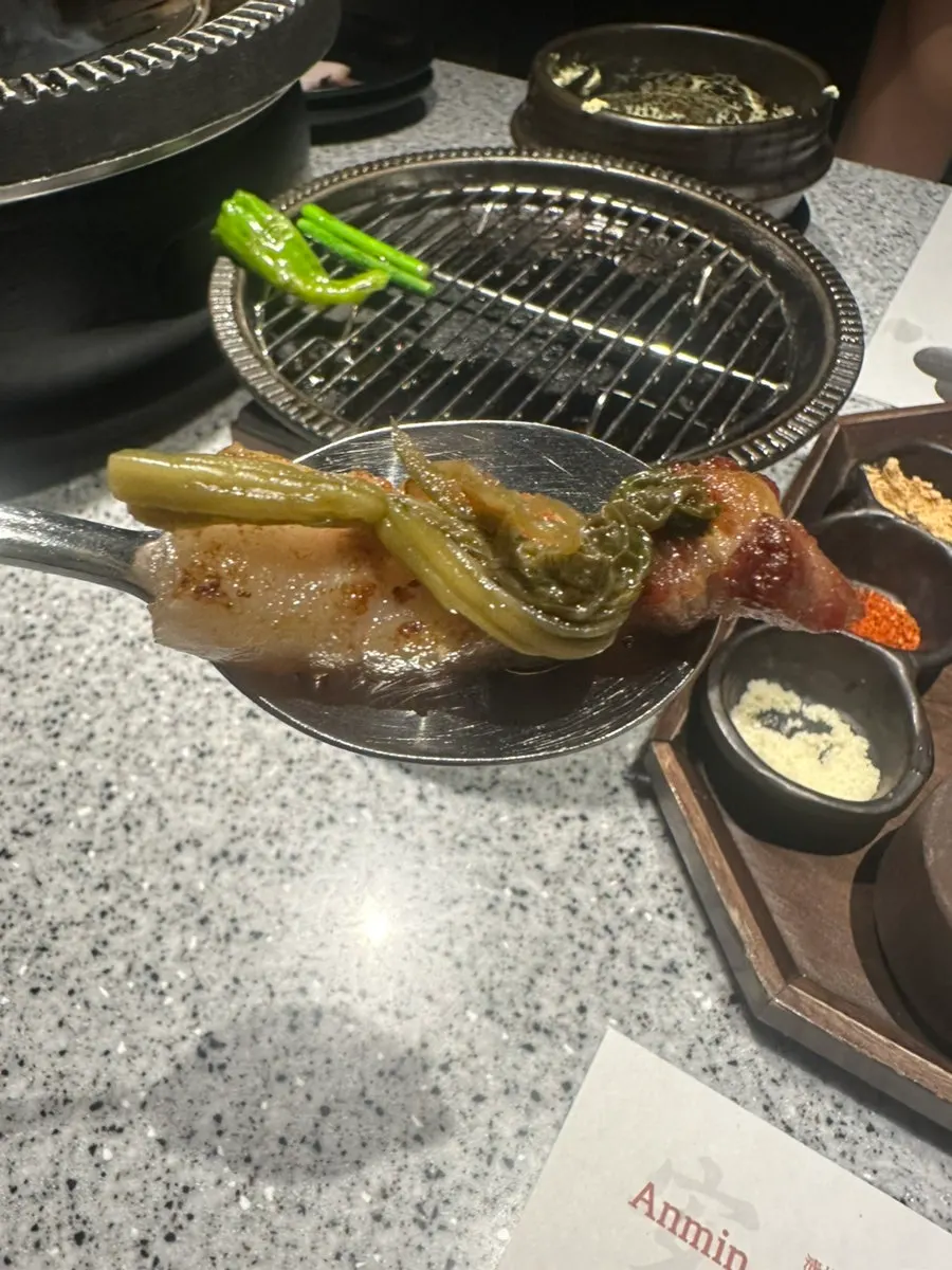 버섯과 꽈리고추를 곁들인 삼겹살