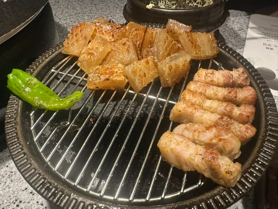 명이에 싸 먹는 삼겹살