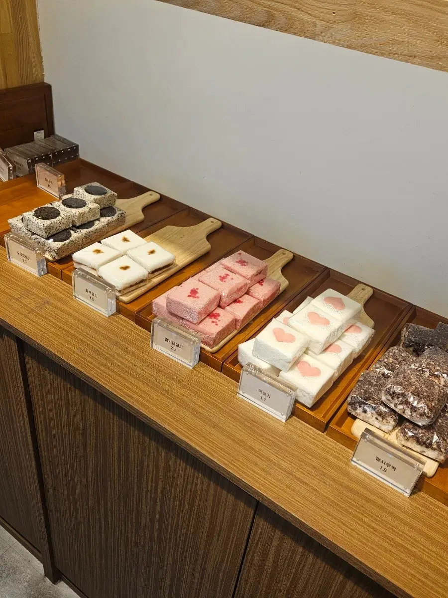Interior of Tteokmama Yullyang Branch