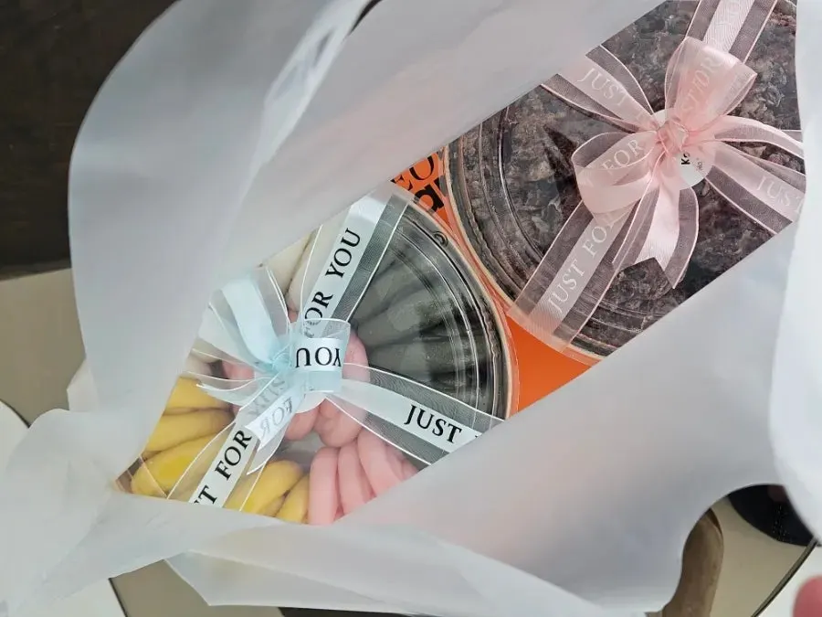 Oreo sulgi and honey-tteok sulgi displayed individually