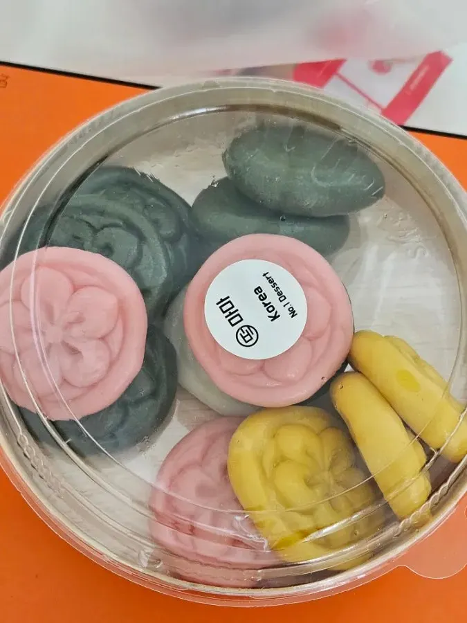 Baekseolgi and red bean sirutteok on display