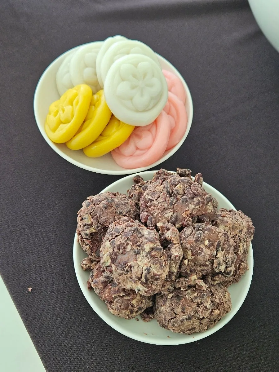 Packaged box of the baegil-tteok set
