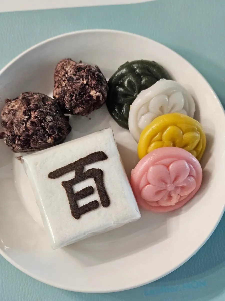 Flat honey tteok eaten at home