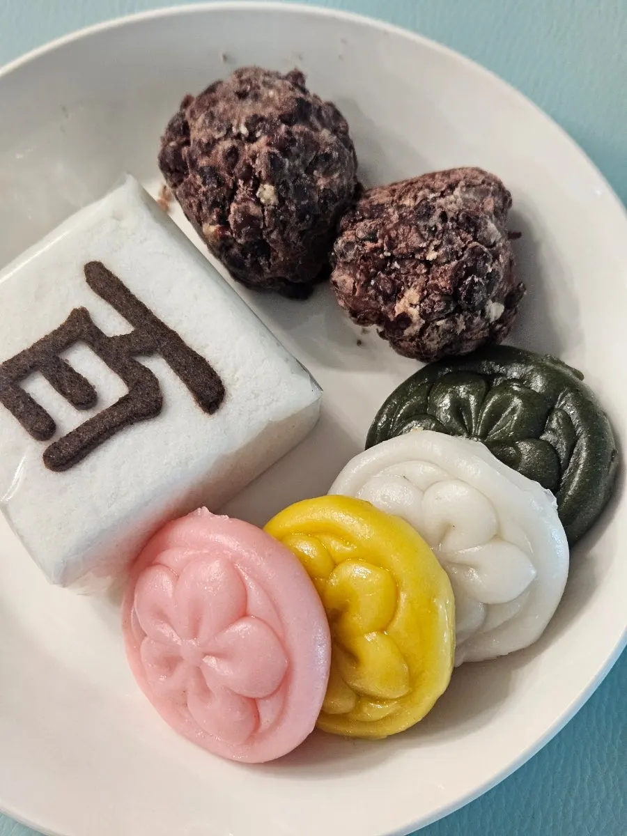 Cross-section of chewy flat honey tteok