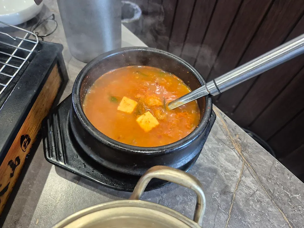 불판 가장자리 철망에 올려둔 다 익은 고기