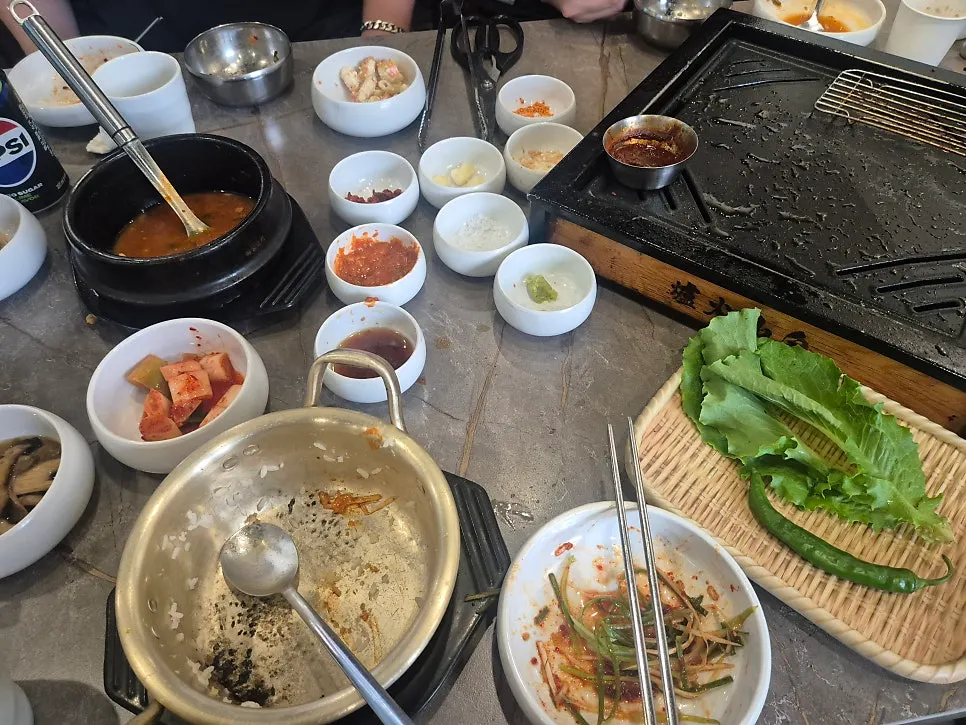 노릇하게 구워진 껍데기와 비워진 그릇들
