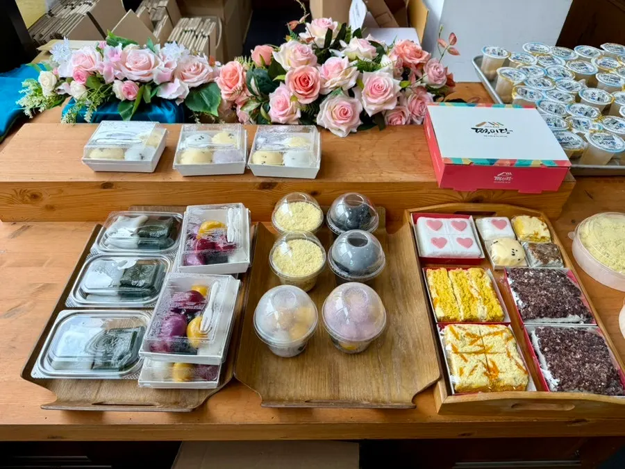 Display shelf of rice cakes sold in small retail portions