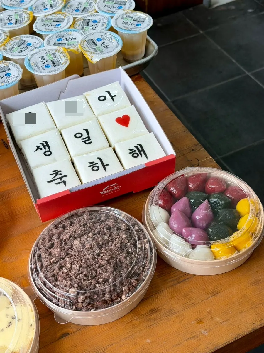 Songpyeon, jeolpyeon, baekseolgi, and other rice cakes packed in small portions