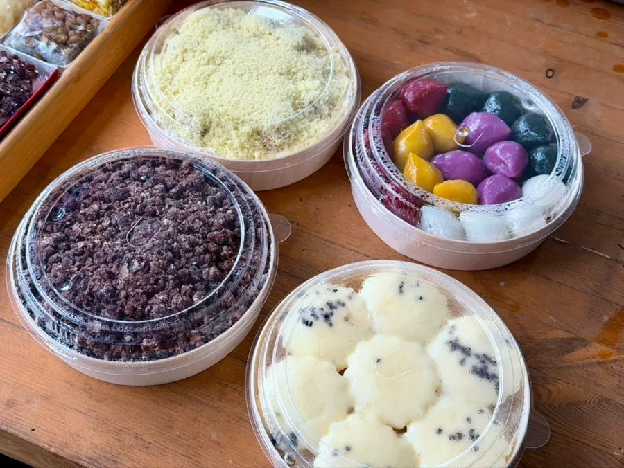First-birthday and 100-day rice cake set with name lettering attached