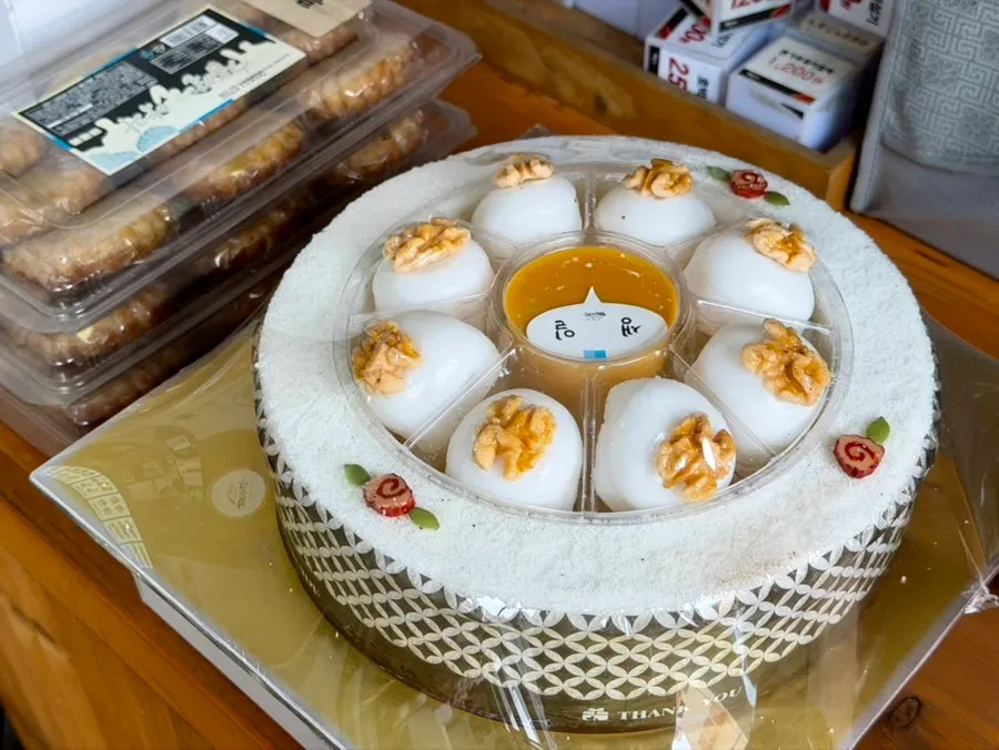 First-birthday and 100-day table rice cake arrangement