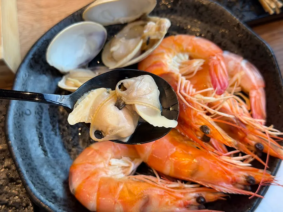 Juicy steamed dongjuk clams