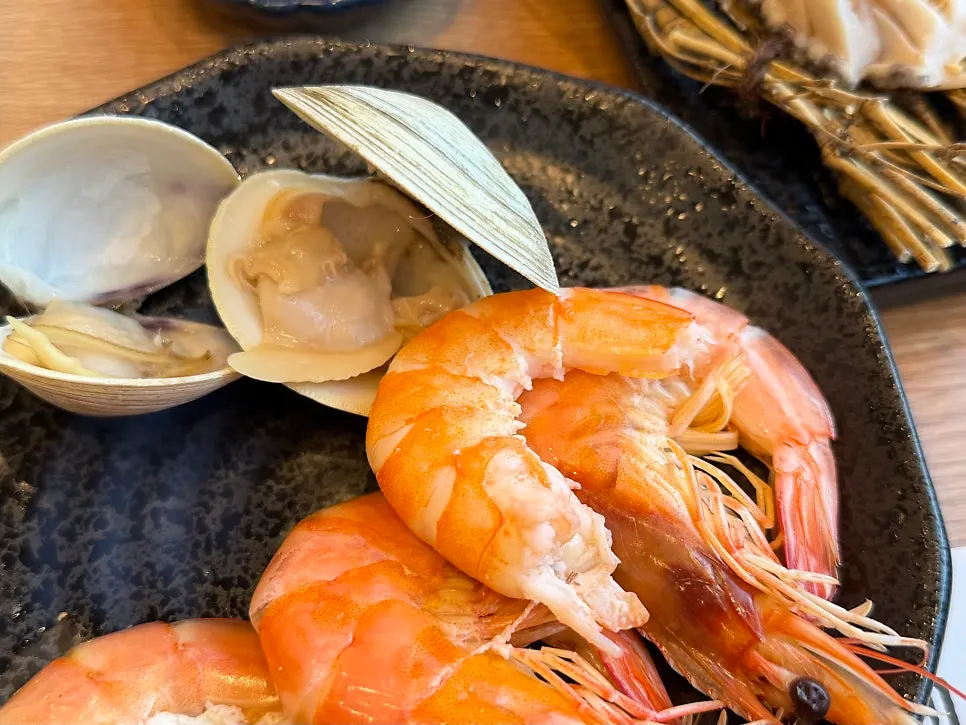 Plump steamed king prawns