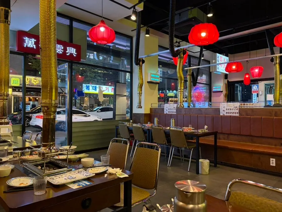 Interior of Gukje Yangyukgwan with many tables
