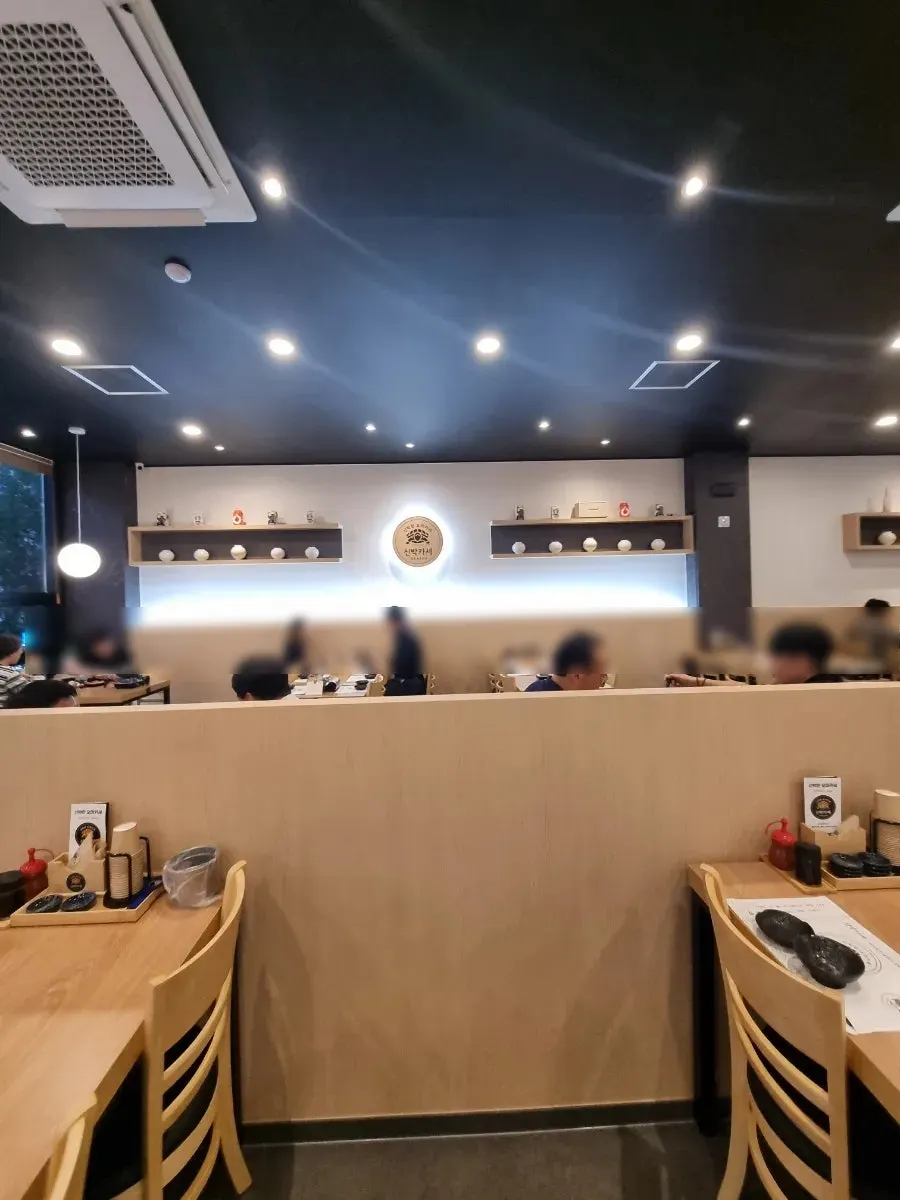 Clean interior of Sinbakkase