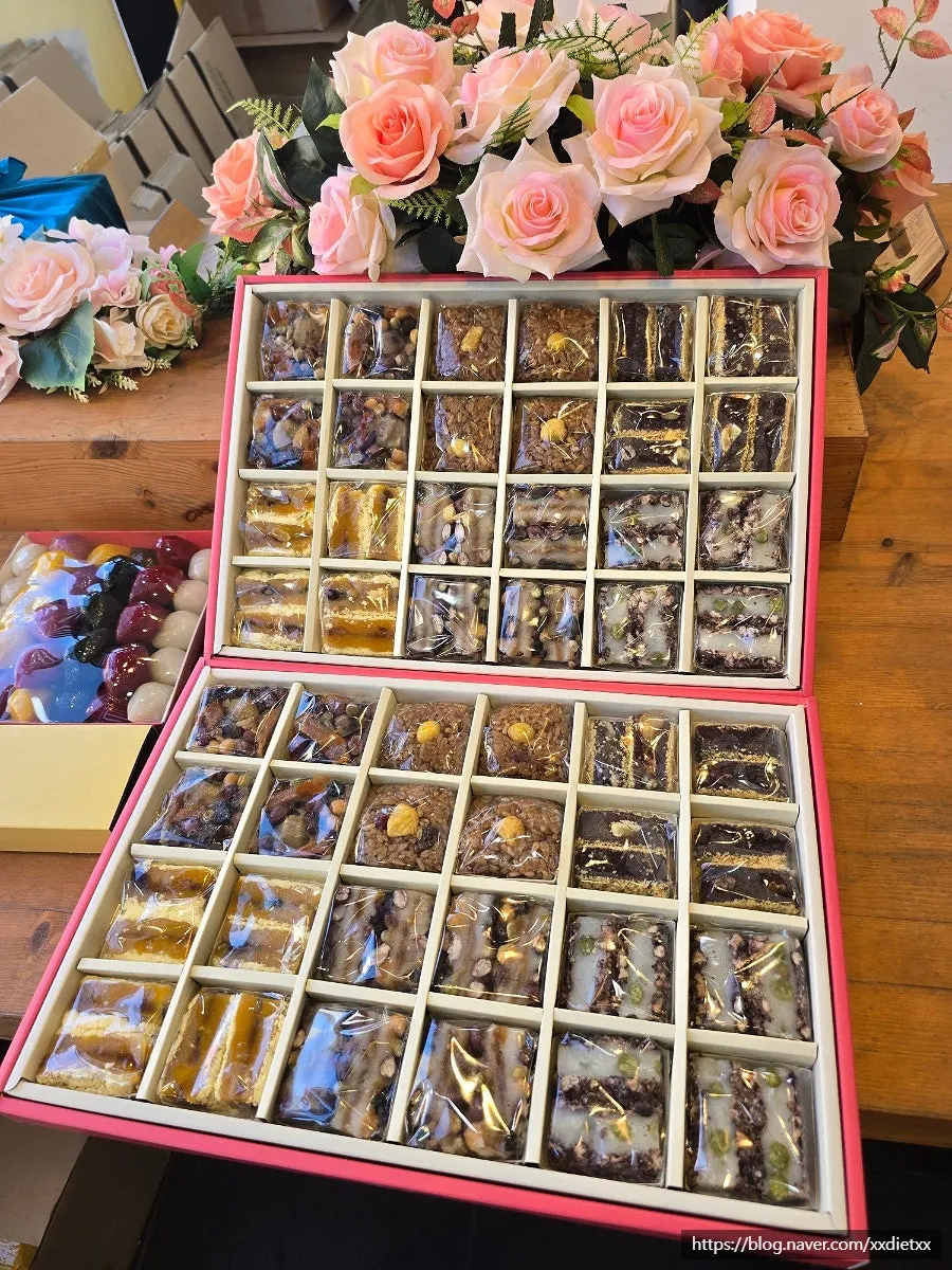 Organic sikhye and rice cakes displayed inside Tteokmidang