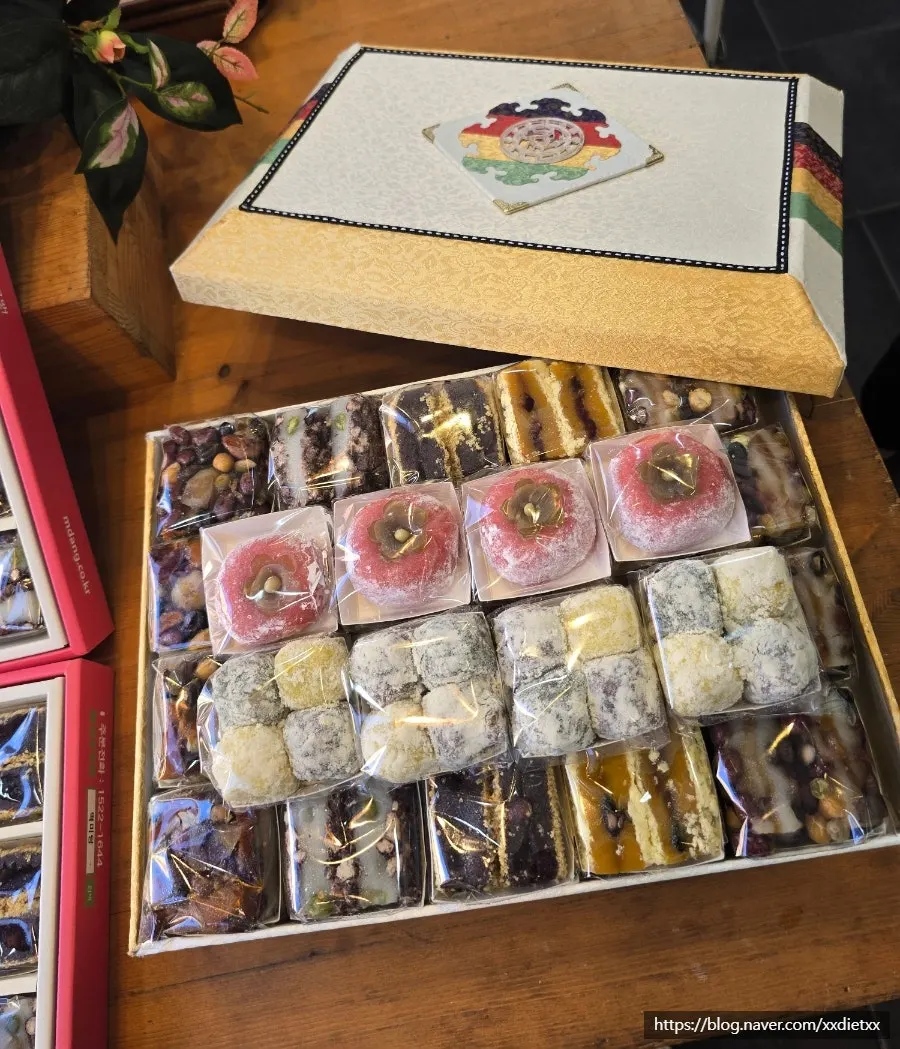 Rice cake gift set wrapped in bojagi cloth
