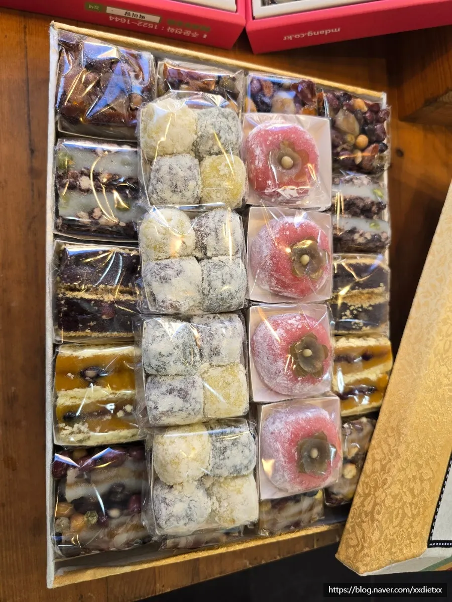 Side view of bojagi-wrapped rice cake gift set