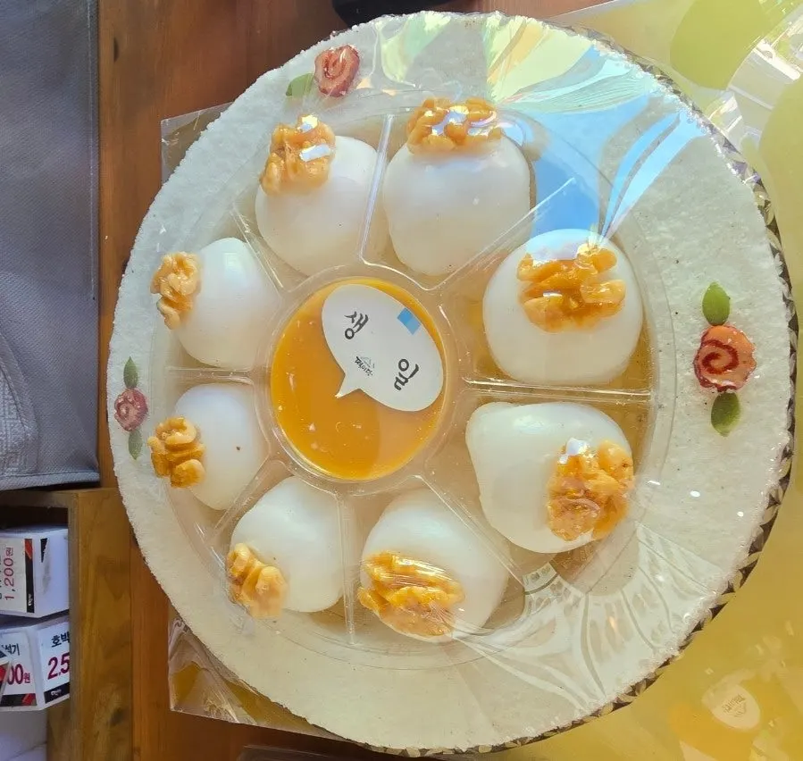 Custom rice cakes for grandmother's birthday with persimmon-shaped rice cake
