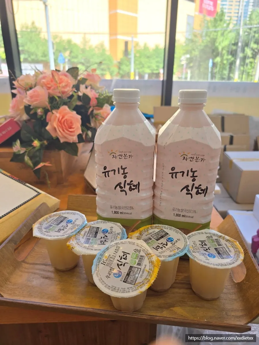 Rice cake birthday cakes displayed at Tteokmidang