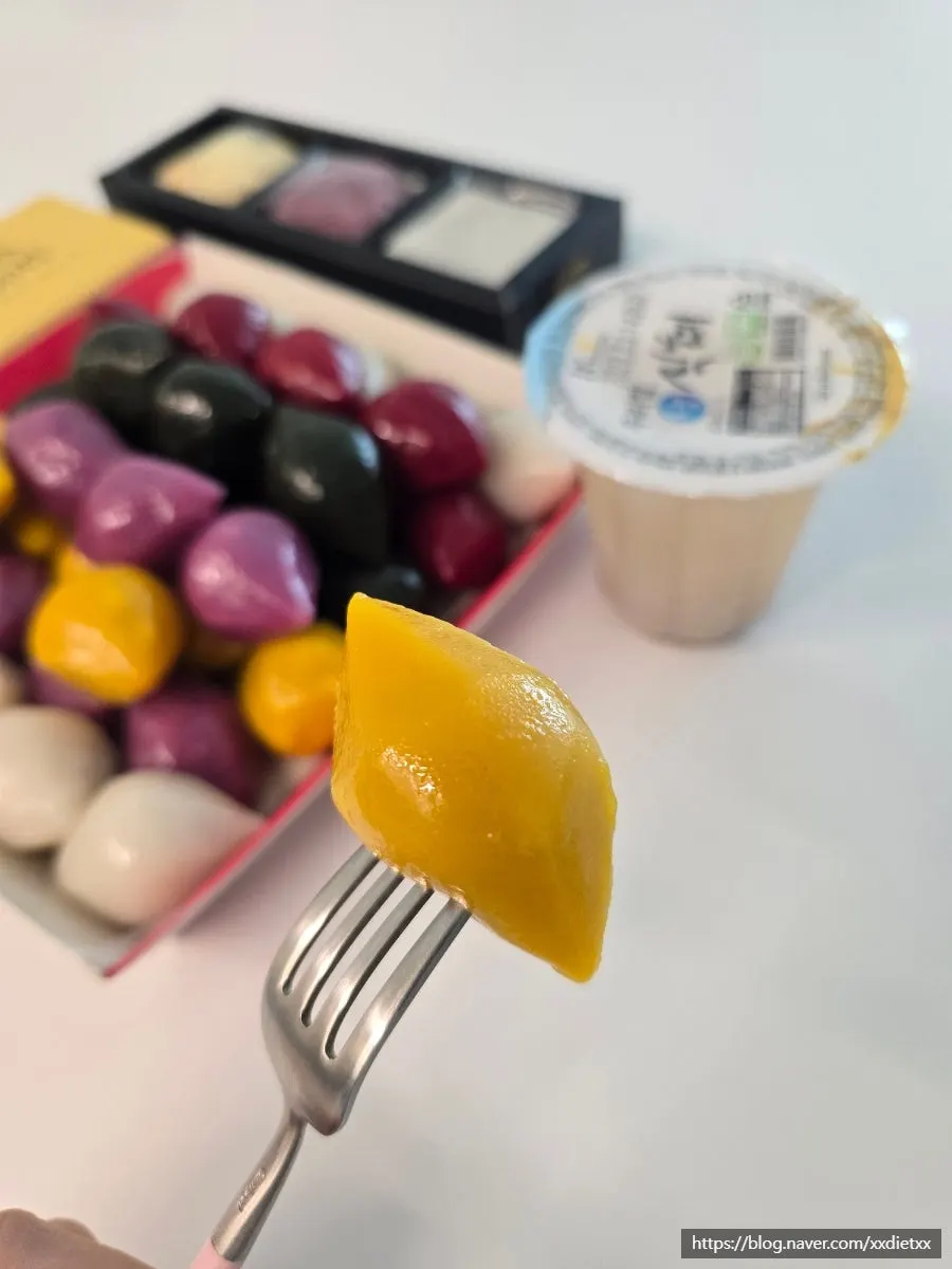 Unwrapped, glossy five-color songpyeon