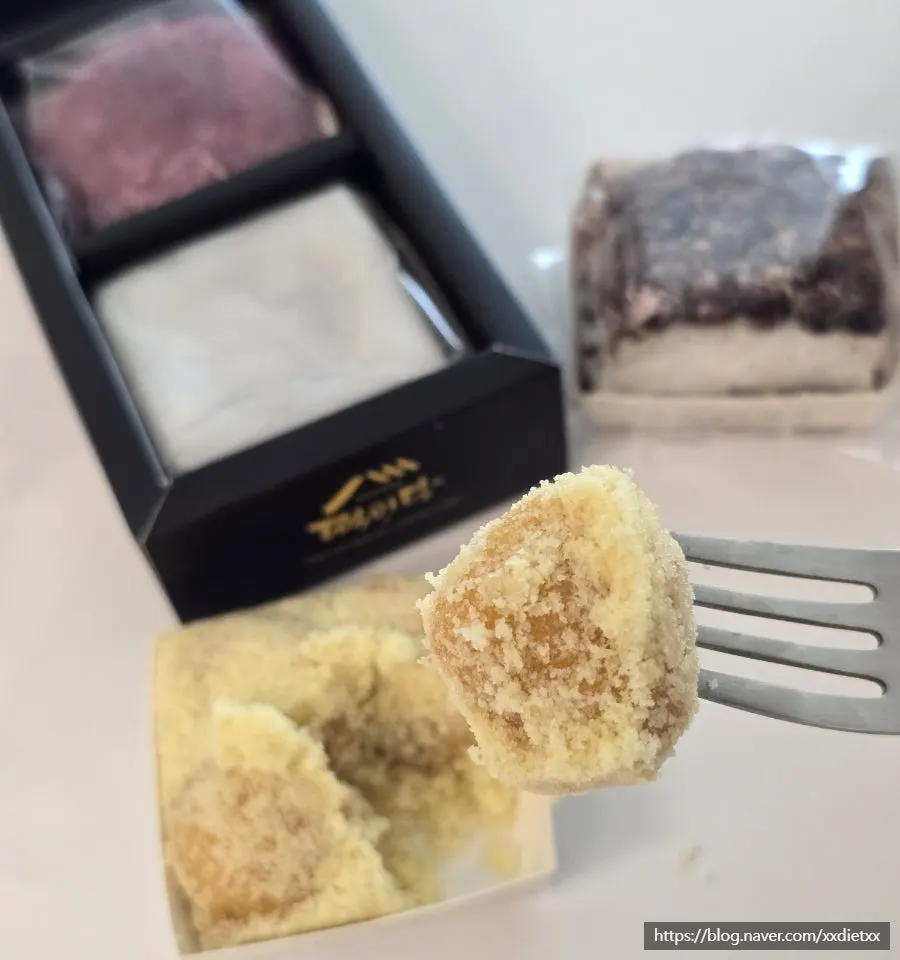 Snack spread with songpyeon and sikhye together
