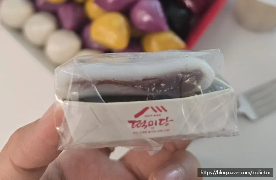Several types of individually wrapped thank-you rice cakes