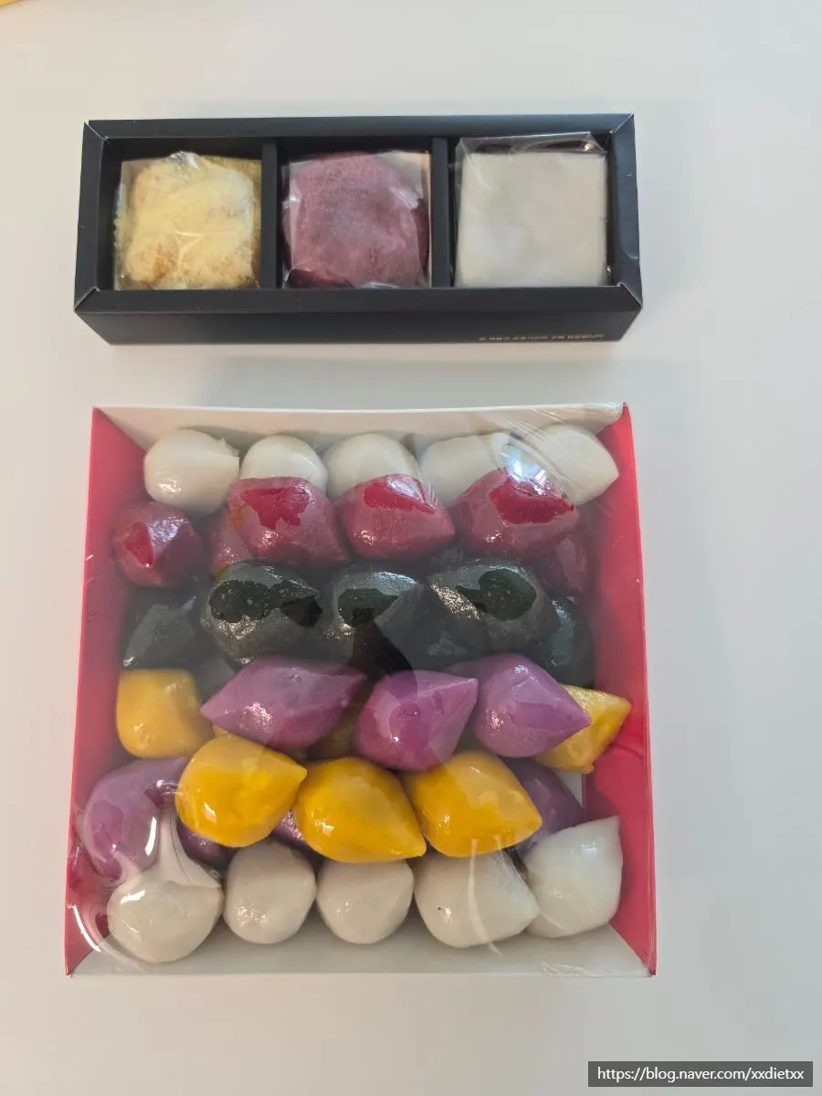 Final packaged photo of thank-you rice cakes and songpyeon