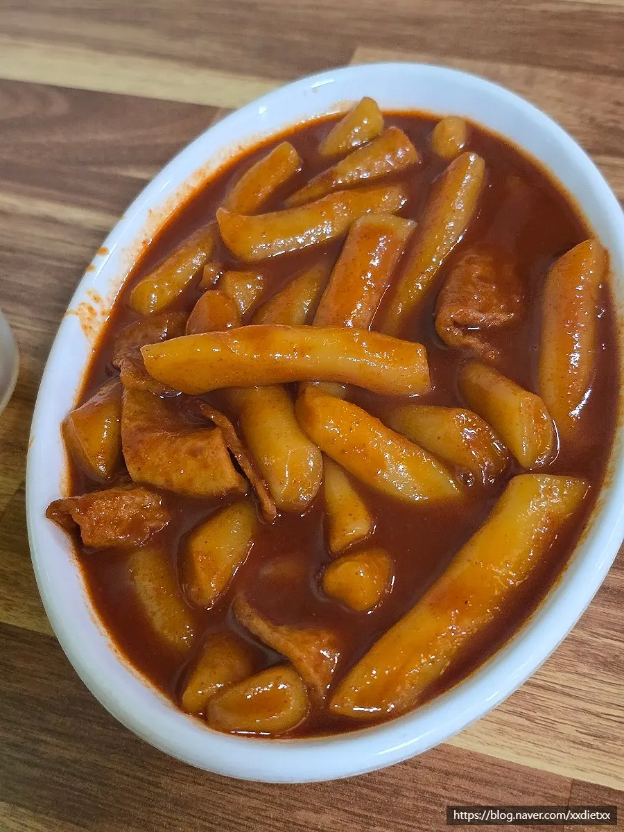 깊은 접시에 담겨 나온 두리떡볶이