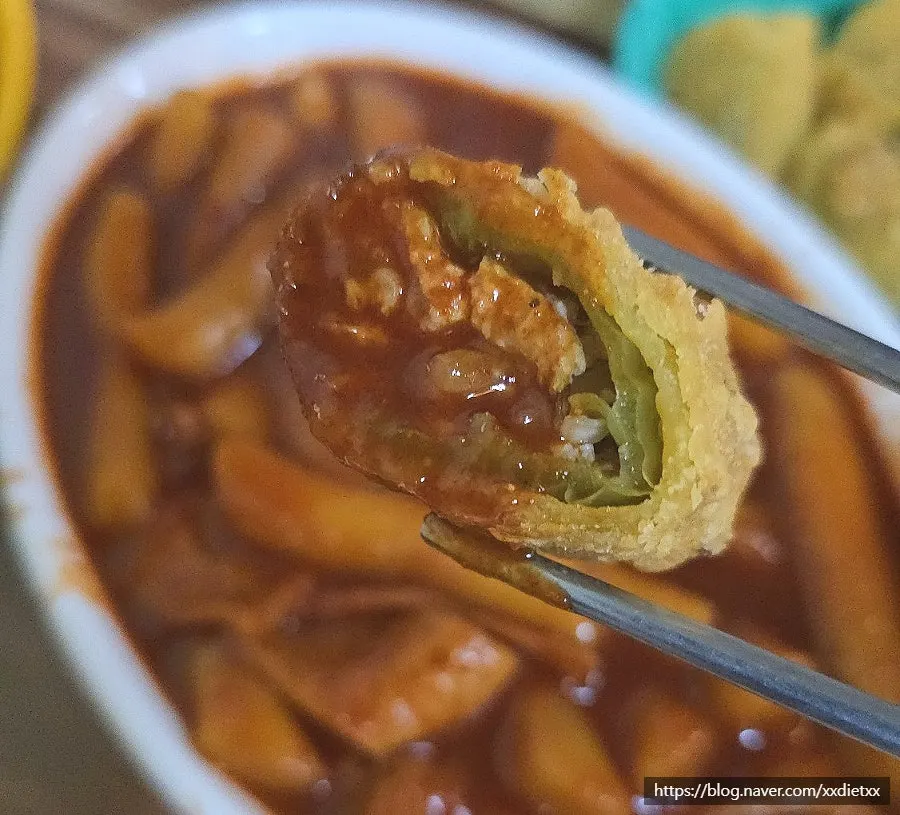 생맥주와 함께 놓인 튀김과 떡볶이