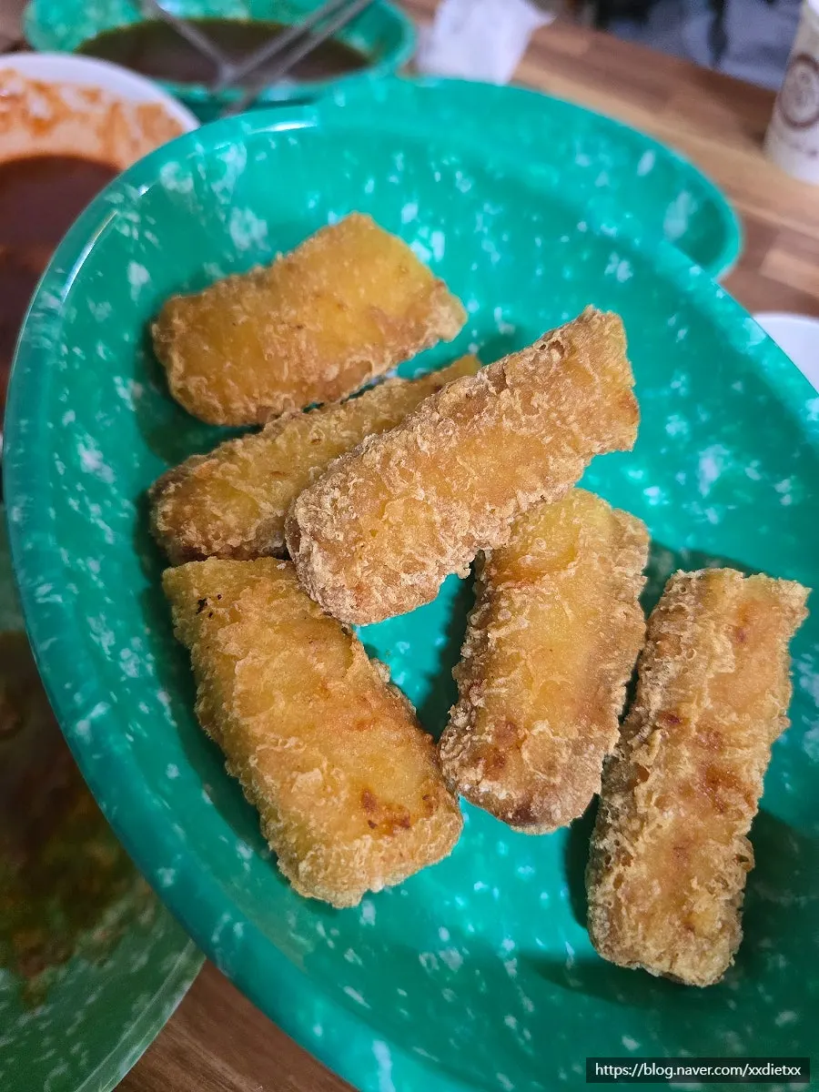 매운 오뎅과 생맥주 잔