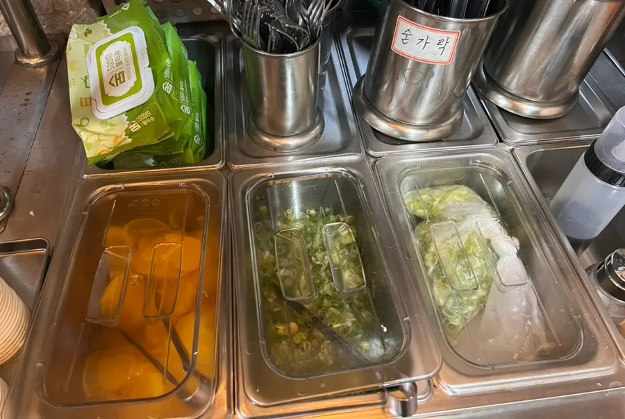 Self-service danmuji and fish-cake broth