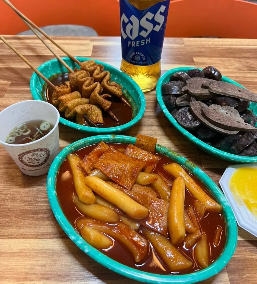 Sundae dipped in tteokbokki broth